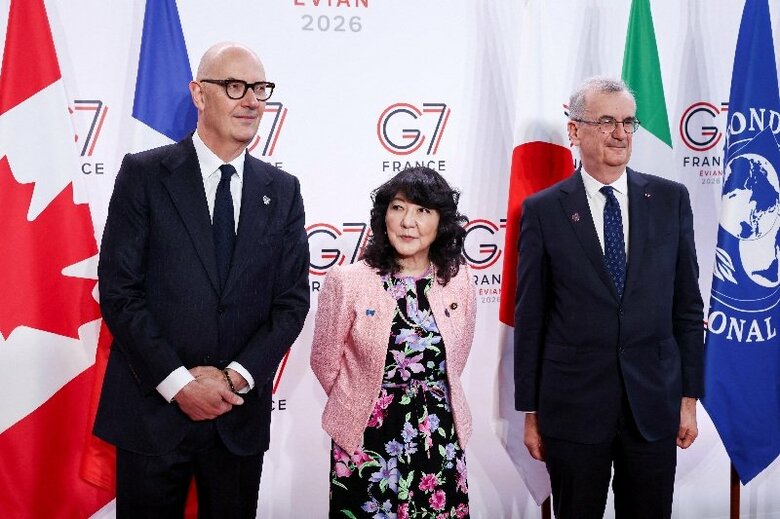 フランスのレスキュール経済・財務相、片山さつき財務相、フランス銀行（中央銀行）のビルロワドガロー総裁。5月18日、パリで撮影。REUTERS/Tom Nicholson