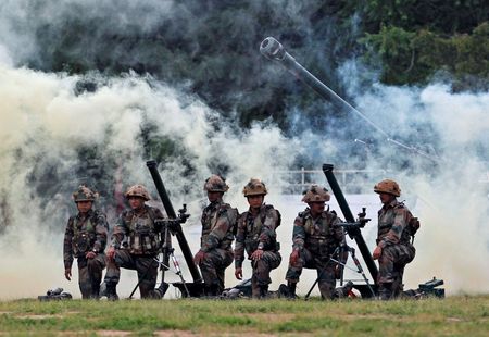 インド国防省は、インド軍兵士が１週間の合同軍事演習に参加するためロシア入りしたと発表した。写真は２０１６年８月、インドのアフマダーバードで軍事演習に参加する兵士（２０２２年　ロイター/Amit Dave/File Photo）