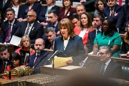 2025年11月26日、下院で予算案を発表するリーブス財務相、提供写真