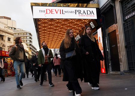 　３月１５日、ロンドンの文化・商業地区ウエスト・エンドの劇場は、チケット販売が過去最高ペースと好調で、何百万ポンドもの投資も集まっている。ロンドンのドミニオン劇場前で２月撮影（２０２５年　ロイター/Temilade Adelaja）