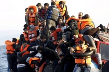 １１月１６日、米国の１５州を超える州知事が、パリで１３日発生した同時攻撃を受けて、シリア難民の受け入れを拒否すると表明した。写真はギリシャ・レスボス島に到着した難民ら。１０月撮影（２０１５年　ロイター/GIORGOS MOUTAFIS）