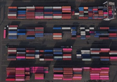 　インドネシア統計局が３日発表した９月の貿易統計によると、輸入が前年比７．１７％増の２０３億４０００万ドルとなり、エコノミスト予想の１％増を上回った。写真はジャカルタの港に積み上げられたコンテナ。ドローンで７月撮影（２０２５年　ロイター／Ajeng Dinar Ulfiana）