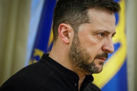 ウクライナのゼレンスキー大統領は１日、前日に署名された米国との鉱物資源協定について、「真に対等な合意」と述べ、ウクライナ議会による早期批准に意欲を示した。４月４日撮影（２０２５年　ロイター／Alina Smutko）