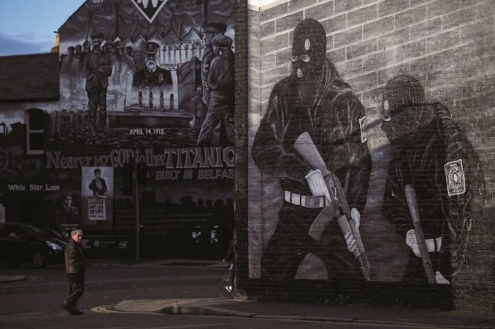 最大都市ベルファスト ではあちこちの建物に武装闘争の壁画が残る　CLODAGH KILCOYNEーREUTERS