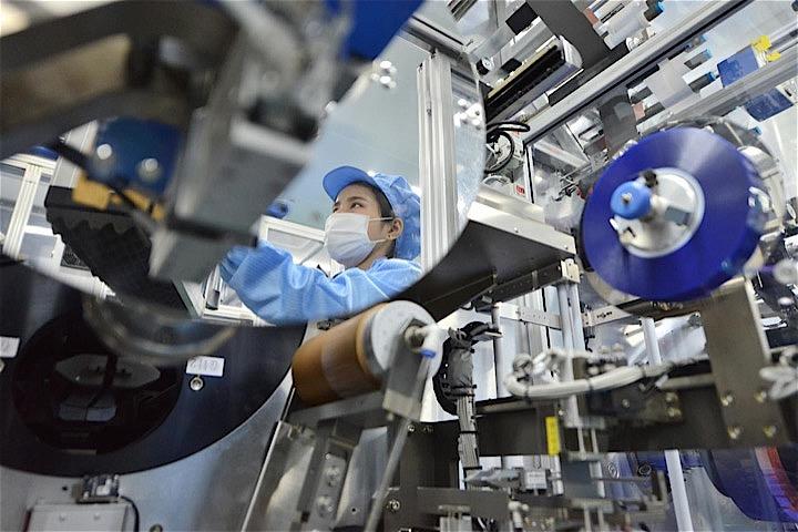 自動車用バッテリーを製造する韓国のLG化学やサムスンSDIといった企業は、手痛い損失を重ねた投資の末、ようやく中国市場に一筋の明るい光明を見出しつつある。写真は８月、浙江省湖州の電気自動車のバッテリー工場（２０１９年　ロイター）