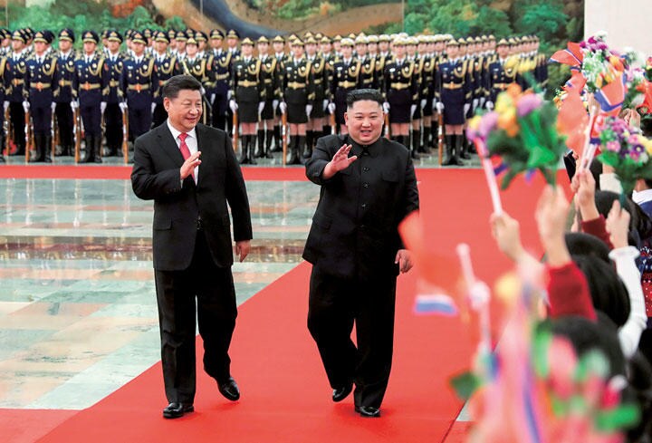 習近平は中朝首脳会談の前に歓迎式典で金正恩をもてなした（1月8日）　Xinhua-REUTERS　