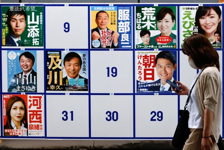 参政党は今回の選挙で「政党」に昇格。写真左下は東京選挙区に立候補した同党の河西泉緒氏（6月22日、東京）　Issei Kato-REUTERS