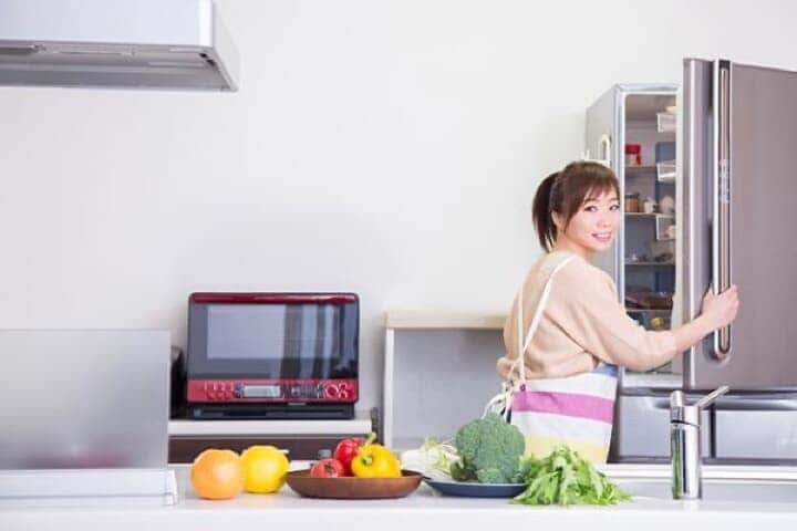 キッチンで微笑む女性