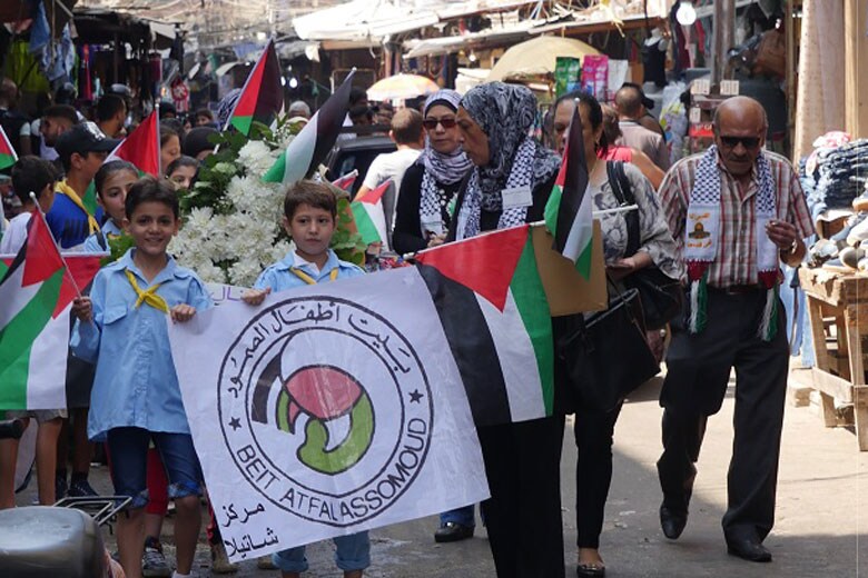 ベイルートのシャティーラ難民キャンプで8月12日に行われた「テルザアタルの虐殺」41周年の行進　撮影：川上泰徳