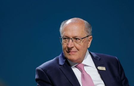 　３月１３日、ブラジル産業・貿易省傘下の貿易審議会（ＣＡＭＥＸ）は、食料品の価格上昇を抑制するため、一部製品の一時的な輸入関税撤廃を了承したと発表した。写真は、ブラジルのアルクミン副大統領。２０２４年１１月、アゼルバイジャンのバクーにて撮影（２０２５年　ロイター/Maxim Shemetov）