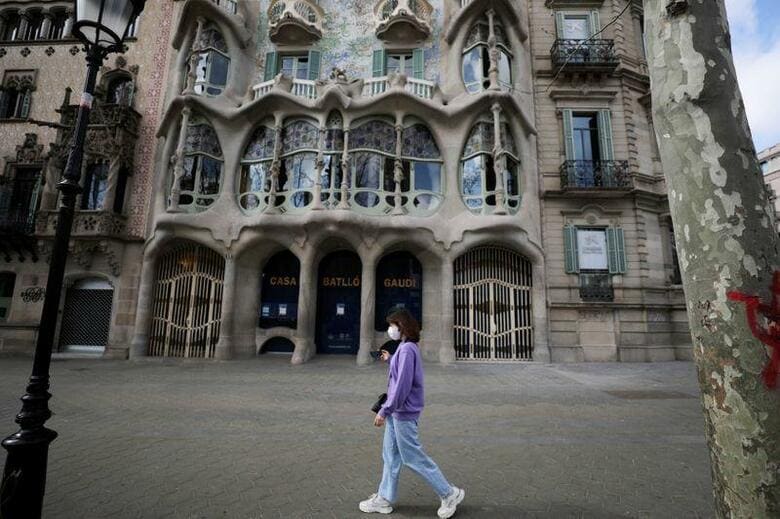 写真は非常事態が宣言されたスペイン、バルセロナのガウディの建築物カサ・バトリョ前で１５日撮影。（2020年　ロイター/Nacho Doce）