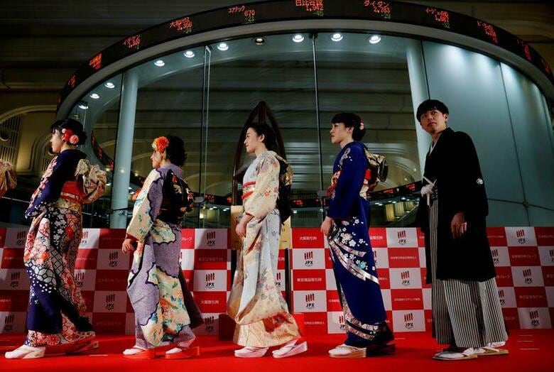 1月6日、新年初日の東京株式市場は、波乱の大発会となった。東京証券取引所で撮影（2020年　ロイター/Kim Kyung-Hoon）