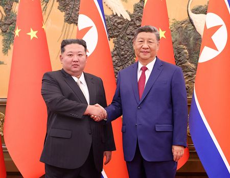 　９月９日、北朝鮮国営の朝鮮中央通信（ＫＣＮＡ）は、中国の習近平国家主席（写真右）が北朝鮮との戦略的な意思疎通を強化し、緊密に協力する意思があると述べたと報じた。９月４日、北京で撮影。China Daily提供（２０２５年　ロイター）