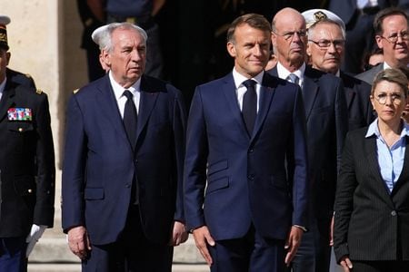 フランスの国民議会（下院）は８日、バイル内閣の信任投票を実施し、反対多数で否決した。写真はバイル仏首相（左）とマクロン大統領。パリで５日撮影（２０２５年　ロイター/Christophe Ena/Pool via REUTERS）