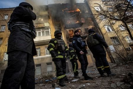 　ウクライナ当局によると、ロシア軍は１２月８日、東部ドネツク州の前線全域を砲撃した。写真はロシア軍の攻撃を受けた集合住宅で消火活動にあたるバフムトの消防士ら。７日撮影（２０２２年　ロイター/Yevhen Titov）