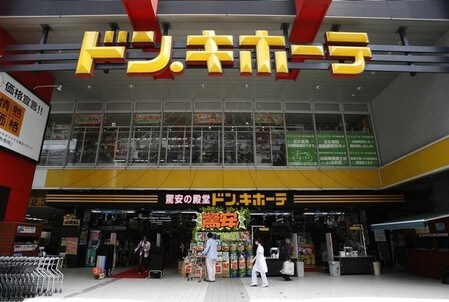 　８月１５日、ドンキホーテホールディングス は、２０１８年６月期の連結営業利益が前年比３．９％増の４８０億円になるとの見通しを発表した。写真は都内で２０１４年５月撮影（２０１７年　ロイター／Yuya Shino）