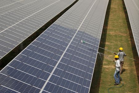 　１２月２７日、インドがグリーン水素産業向けに１８００億ルピー（２２億ドル）規模の奨励策を計画していることが、複数の関係者の話で分かった。インドのグジャラートで２０１５年撮影（２０２２年　ロイター/Amit Dave）