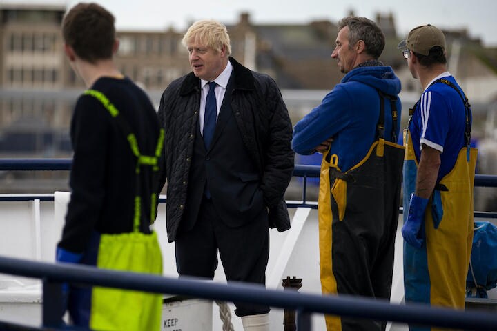 スコットランドのトロール漁船を視察するイギリスのジョンソン首相（2019年11月）Duncan McGlynn//REUTERS