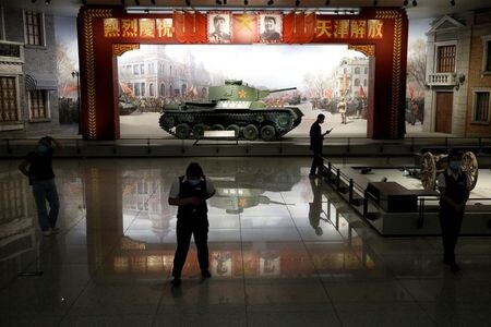 　中国政府が５日に開幕した中国全国人民代表大会（全人代）で公表した２０２１年予算案は、国防費が前年比６．８％増の１兆３５００億元（２０８４億７０００万ドル）となった。写真は中国人民革命軍事博物館。５月２６日、北京で撮影（２０２１年　ロイター/Tingshu Wang）