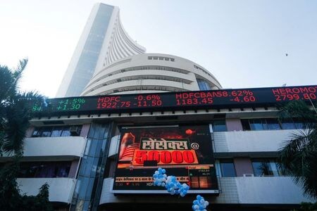 英銀行大手バークレイズは２５日、インドの２０２１─２２年の経済成長見通しを９．２％に０．８ポイント引き下げた。資料写真、ムンバイ、１月撮影（２０２１年　ロイター／Francis Mascarenhas）