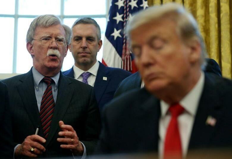 ボルトン前米大統領補佐官（国家安全保障担当）は近く出版予定の著書で、トランプ大統領が昨年６月に中国の習近平国家主席と会談した際、自身の再選の支援を要請していたと明かしている。政権の内幕を描いた著書の抜粋が１７日、ワシントン・ポスト、ニューヨーク・タイムズ、ウォールストリート・ジャーナルの３紙に公表された。写真はボルトン氏（左）とトランプ大統領（右）。２０１９年２月、ワシントンのハワイとハウスで撮影（２０２０年　ロイター/Leah Millis）