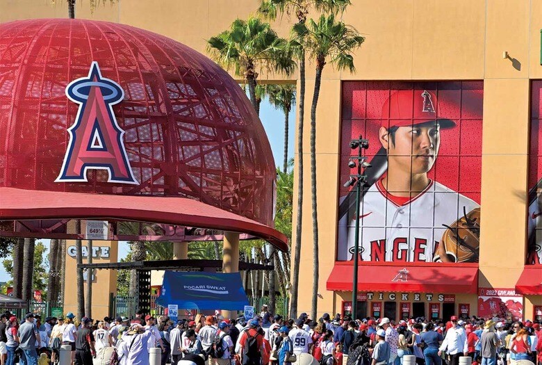 エンゼルスのホームスタジアムに飾られた大谷の壁画の下で入場を待つ大勢のファン（今年7月）　USA TODAY SPORTSｰREUTERS