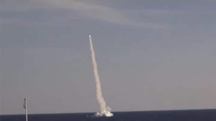 ロシア太平洋艦隊の最新ディーゼル電気潜水艦が日本海から陸上の目標に向けて発射した巡航ミサイル「カリブル」　ロシア国防省フェイスブックページから