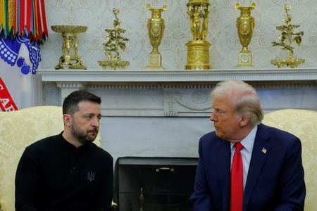 トランプ米大統領は２８日、ウクライナのゼレンスキー大統領とホワイトハウスで会談した。両首脳はウクライナの鉱物資源の権益に関する合意文書に署名する見通し。会談の冒頭、トランプ大統領は鉱物に関する合意は「非常に公平だ」と述べた。ゼレンスキー大統領も、ウクライナにとって「前進」となることに期待していると述べた。写真は２月２８日、ホワイトハウスで会談するトランプ米大統領とウクライナのゼレンスキー大統領（２０２５年　ロイター／Brian Snyder）