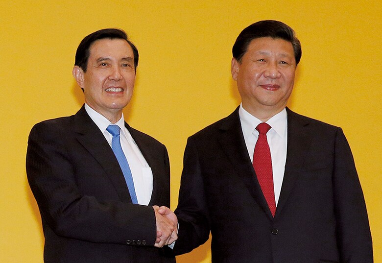 初会談に臨んだ台湾の馬英九総統（左）と中国の習近平国家主席　Edgar Su-REUTERS