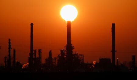 石油輸出国機構（ＯＰＥＣ）と非加盟産油国でつくる「ＯＰＥＣプラス」は、６月２日の会合での生産方針合意に向け、減産措置の一部を来年まで継続する方向で最終調整に入っている。事情に詳しい３人の関係者が３０日明らかにした。写真はパリ近郊の石油精製施設。２０２１年３月撮影（２０２４年　ロイター／Christian Hartmann）