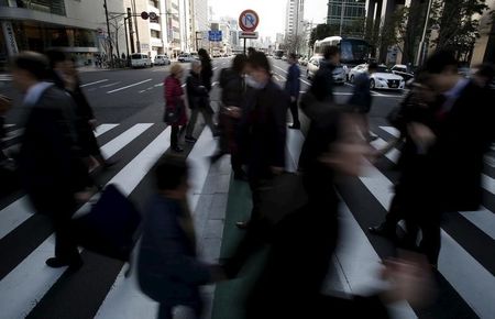 　２月２５日、政府は２月の月例経済報告で、国内景気の総括判断は据え置いたが、米国とユーロ圏について見方を弱めた。写真は都内で１９日撮影（２０１６年　ロイター／Yuya Shino）