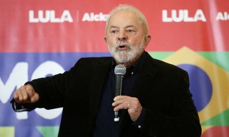 　８月３１日、１０月のブラジル大統領選で有力候補となっているルラ元大統領（写真）は、当選した場合、今年１１月にエジプトで開催される国連気候変動枠組み条約第２７回締約国会議で、インドネシアとコンゴ民主共和国と共に最大の熱帯雨林国を抱える国として同盟を構築するよう提案すると述べた。写真は２９日、サンパウロで撮影（２０２２年　ロイター/Carla Carniel）