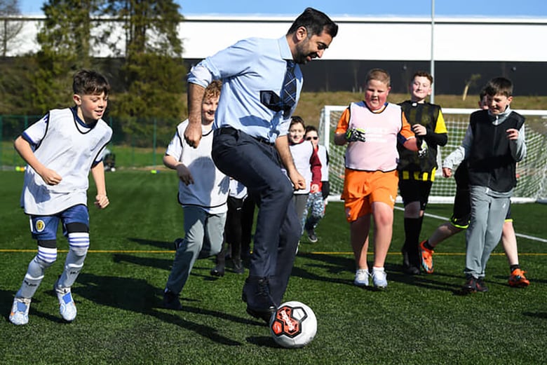 スコットランドの新首相に就任したハムザ・ユーサフは非難を一蹴できる？（4月、訪問先の児童クラブで）　ANDY BUCHANAN-POOL-REUTERS