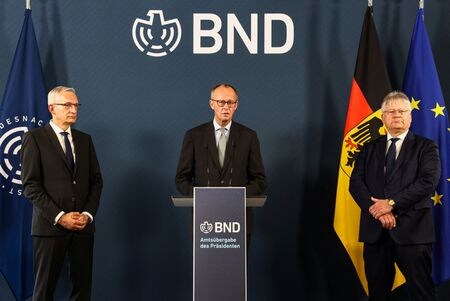 ９月１１日、ドイツのメルツ首相（写真）は連邦情報局（ＢＮＤ）の運営について、対立する国からのハイブリッド攻撃に対処するため、同国の規模と経済力に見合った水準にまで強化する必要があるとの見解を示した。ベルリンで１１日代表撮影（２０２５年　ロイター）