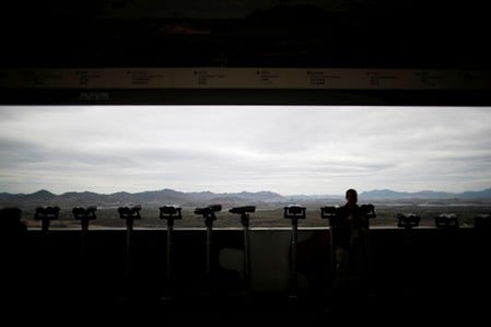 １０月１６日、韓国と北朝鮮は、国連軍司令部（ＵＮＣ）を含めた初めての３者協議を開いた。写真は２０１８年４月、韓国坡州市から北朝鮮方向を撮影（２０１８年　ロイター/Kim Hong-Ji）