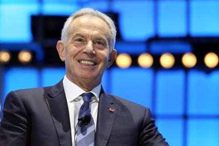 　１１月２５日、トニー・ブレア元英首相はロイターのイベントで、英国の欧州連合（ＥＵ）離脱問題を左右する１２月１２日の総選挙に向けた与党・保守党と最大野党・労働党の姿勢について、ともに非現実的な考えを広めていると強く批判する見通しだ。写真はポルトガルのリスボンで開かれたイベントに出席したブレア氏（２０１９年　ロイター/Pedro Nunes）