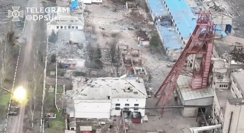 ロシアの民間軍事会社ワグネルのトップ、エフゲニー・プリゴジン氏は、自社の部隊がウクライナ東部ソレダルを制圧したと明らかにした。写真は8日、ソレダルで砲撃を行う戦車。8日にSNSに投稿されたState Border Guard Service Of Ukraineの動画より（2023年　ロイター）