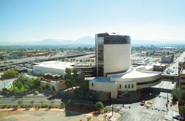 ザッポス本社の外観。建物は旧市庁舎。その向こうにダウンタウン地区の街並みが広がる。社員のほとんどはラスベガス在住の「ラスベガンズ」。　WORKSIGHT