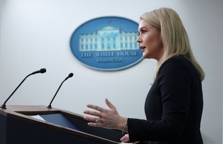 米ホワイトハウスのレビット報道官（写真）は５日、ウクライナへの軍事支援を一時停止した措置について政府は再考しており、両国間の鉱物資源に関する協定を巡る協議も継続していると明らかにした。同日撮影（２０２５年　ロイター/Kevin Lamarque）
