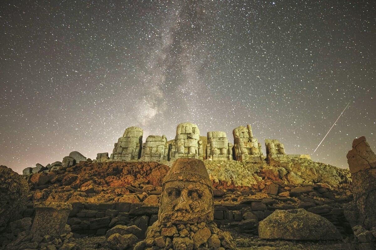トルコの古代遺跡に「ペルセウス座流星群」が降り注ぐ | ニューズ