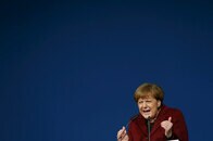 アメリカは孤立無援のメルケルを救え