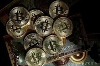 ビットコイン9万ドル突破、関連銘柄も高い　トランプ効果続く