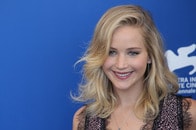 【写真】カンヌ映画祭のレッドカーペットに「ビーサン」で登場したジェニファー・ローレンス