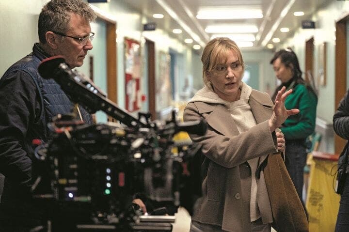 『グッバイ、ジューン』の撮影現場で指揮するケイト・ウィンスレット