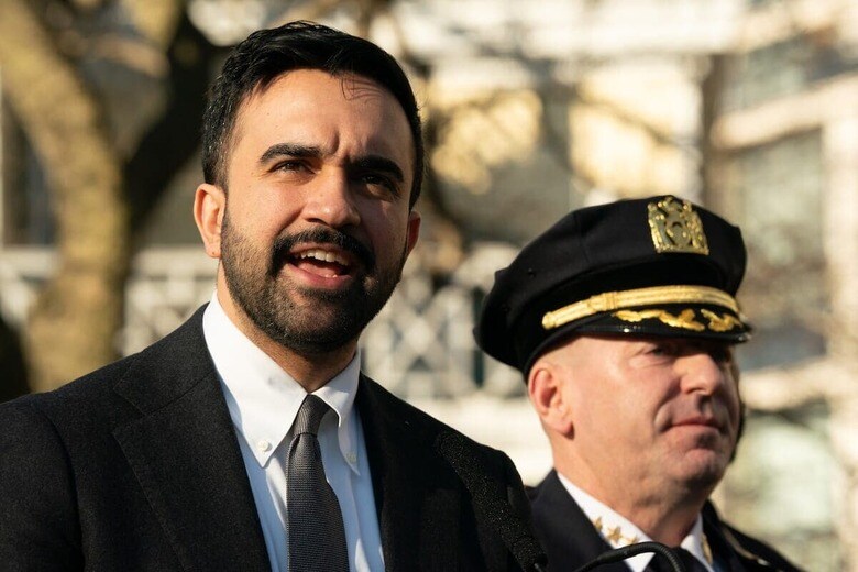 ニューヨーク市長ゾーラン・マムダニ。公邸近くで起きた爆破未遂事件について記者会見（3月9日、ニューヨーク）　Derek French / SOPA Images via Reuters Connect