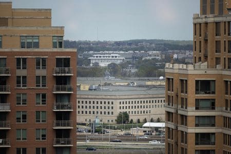 　米紙ワシントン・ポスト（ＷＰ）は２３日、トランプ大統領が犯罪やホームレス、不法移民の取り締まりを強化する中、国防総省が中西部イリノイ州シカゴに軍を展開する計画を進めていると伝えた。写真は国防総省の建物。米バージニア州アーリントンで２０２３年４月撮影（２０２５年　ロイター/Tom Brenner）