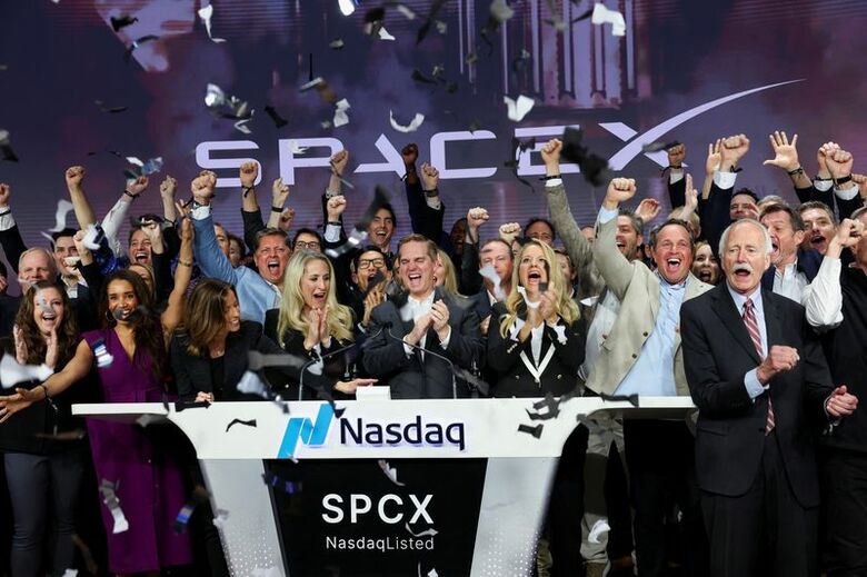 6月12日、米ニューヨークで行われたスペースＸの新規株式公開（IPO）でオープニングベルを鳴らす幹部ら。REUTERS/Brendan McDermid