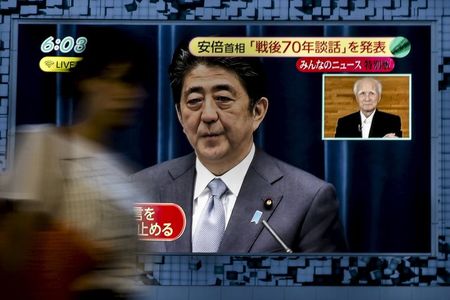 　８月１４日、安倍晋三首相は午後発表した戦後７０年の安倍首相談話について、「最も重要なのは不戦のメッセージ」と強調した。写真は、会見する安倍首相のテレビニュース画面、１４日撮影（２０１５年　ロイター／Thomas Peter）