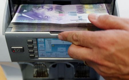 　スイス国立銀行（中央銀行）が１７日発表した２０２５年の外貨購入額は、５２億スイスフラン（約６５億９０００万ドル）相当で、２４年の１２億フランから増加した。写真は２０１１年８月、スイス・ベルンにある銀行で撮影（２０２６年　ロイター／Pascal Lauener）