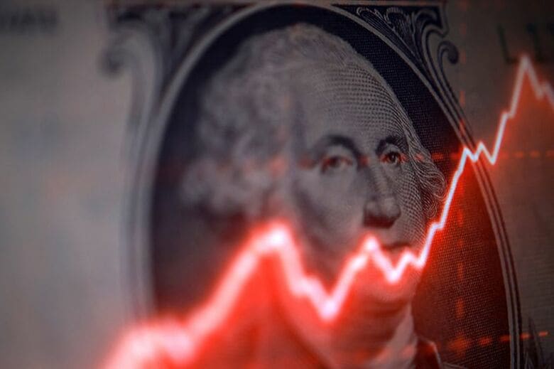 ドル紙幣のイメージ。8月16日撮影。REUTERS/Dado Ruvic